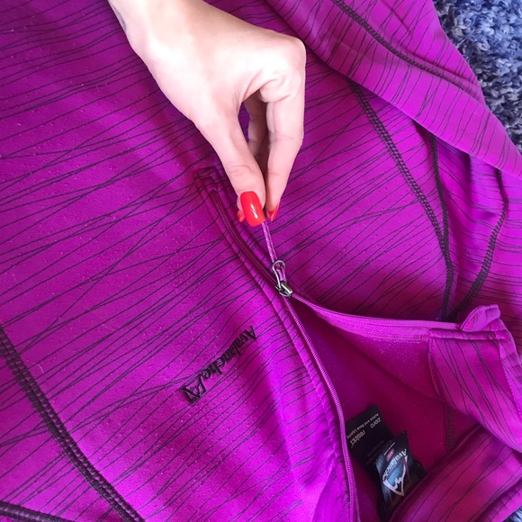 Avalanche magenta zip pull over - Picture 3 of 3